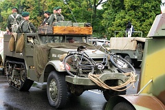 Historyczny sprzt wojskowy przed defilad - Historical army vehicles before parade