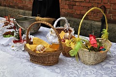 Easter ceremony & decorations in Catholic Church in Poland - - - Wielkanocne ceremonie i dekoracje w Kociele katolickim w Polsce