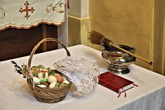 Easter ceremony & decorations in Catholic Church in Poland - - - Wielkanocne ceremonie i dekoracje w Kociele katolickim w Polsce