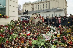 Znicze przed Paacem Namiestnikowskim w Warszawie - Candles in front of Namiestnikowski Palace in Warsaw