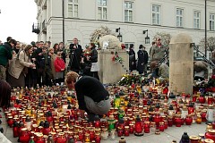 Znicze przed Paacem Namiestnikowskim w Warszawie - Candles in front of Namiestnikowski Palace in Warsaw