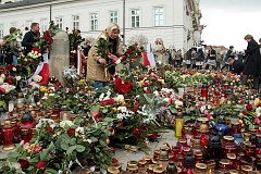 Znicze przed Paacem Namiestnikowskim w Warszawie - Candles in front of Namiestnikowski Palace in Warsaw