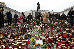 Znicze przed Paacem Namiestnikowskim w Warszawie - Candles in front of Namiestnikowski Palace in Warsaw