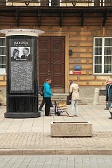 Znicze przed Paacem Namiestnikowskim w Warszawie w nocy - Candles in front of Namiestnikowski Palace in Warsaw at night