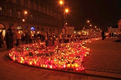 Znicze przed Paacem Namiestnikowskim w Warszawie w nocy - Candles in front of Namiestnikowski Palace in Warsaw at night