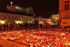 Znicze przed Paacem Namiestnikowskim w Warszawie w nocy - Candles in front of Namiestnikowski Palace in Warsaw at night