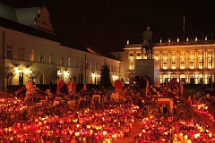 Znicze przed Paacem Namiestnikowskim w Warszawie w nocy - Candles in front of Namiestnikowski Palace in Warsaw at night