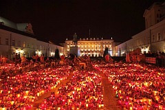 Znicze przed Paacem Namiestnikowskim w Warszawie w nocy - Candles in front of Namiestnikowski Palace in Warsaw at night