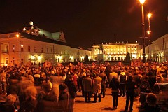 Znicze przed Paacem Namiestnikowskim w Warszawie w nocy - Candles in front of Namiestnikowski Palace in Warsaw at night