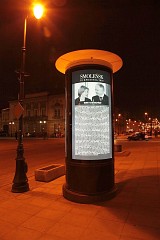 Znicze przed Paacem Namiestnikowskim w Warszawie w nocy - Candles in front of Namiestnikowski Palace in Warsaw at night