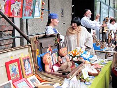 Stragany na Placu Grzybowskim i ulicy Prnej - Stalls at Grzybowski Square and Prna Street